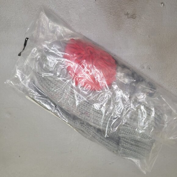 [BNIB]🔴asos🔴Oversized RED Pom Pom Mitten 🧤❤️ - Picture 5 of 6